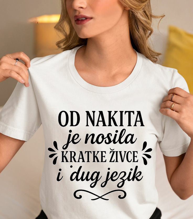 Majica Od nakita je nosila kratke živce i dug jezik
